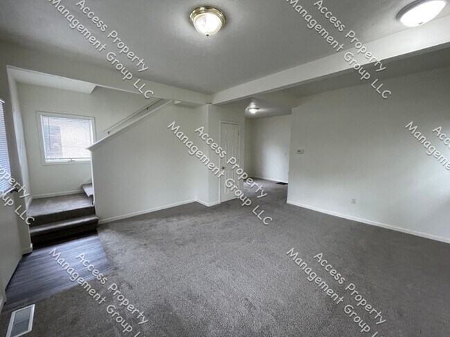 Building Photo - 3 Bedroom 1 Bathroom Northwest Side Home