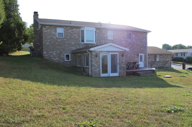 Foto del edificio - 110 Maylyn Ave