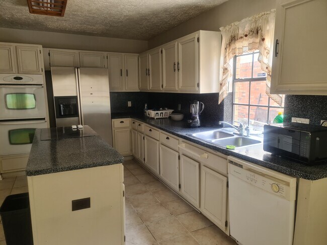 Foto del edificio - 3131 Meadway Dr