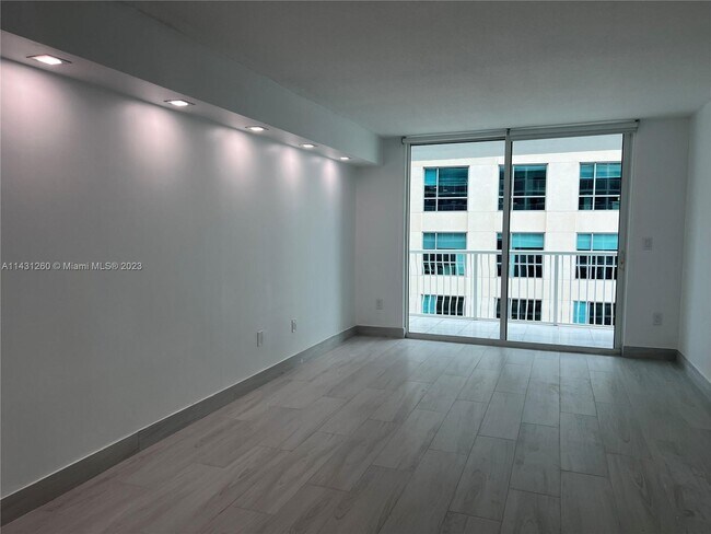 Building Photo - 1200 Brickell Bay Dr