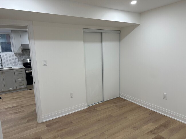Photo du bâtiment - Spacious 3-Bedroom Legal Apartment for Ren...
