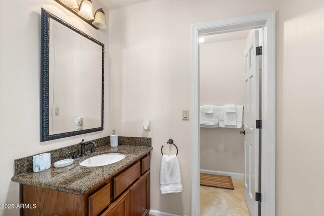 Foto del edificio - 4520 E Horseshoe Rd