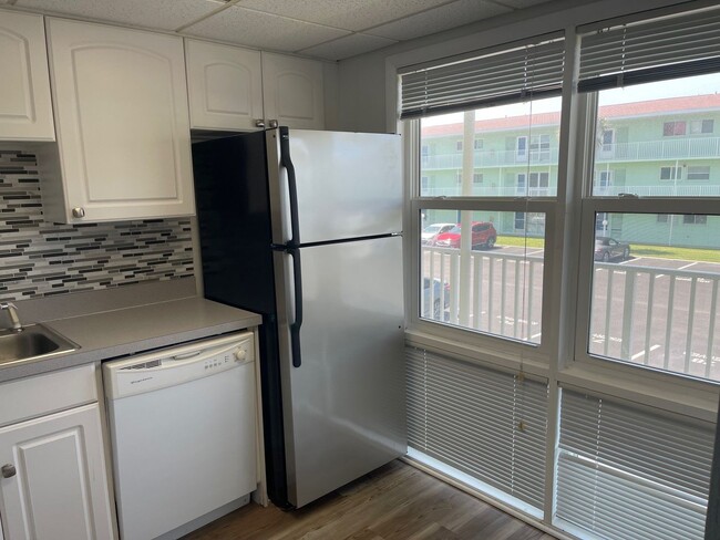 Building Photo - Spacious Riverview 1B/1B Condo
