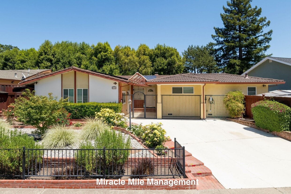 Primary Photo - Ranch-Style, Spacious 5 Bedroom Home is De...