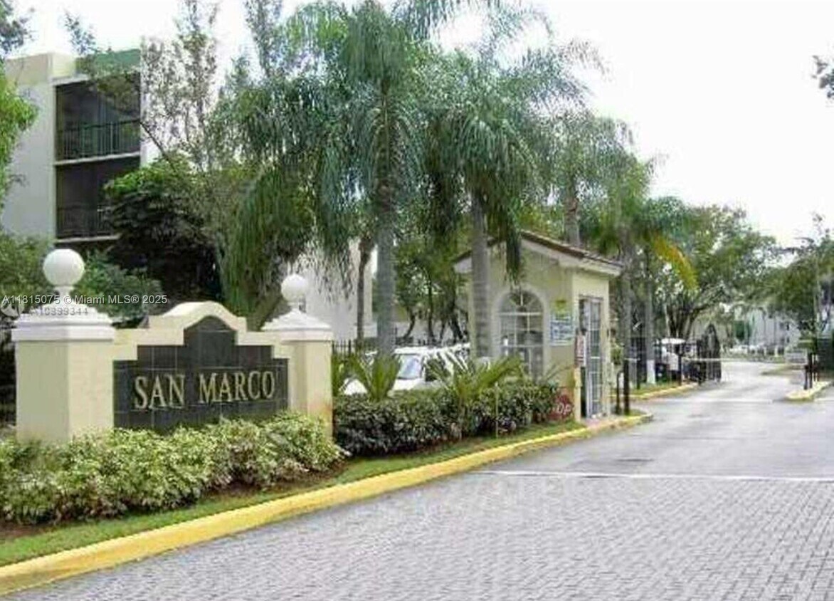 Primary Photo - 8810 Fontainebleau Blvd