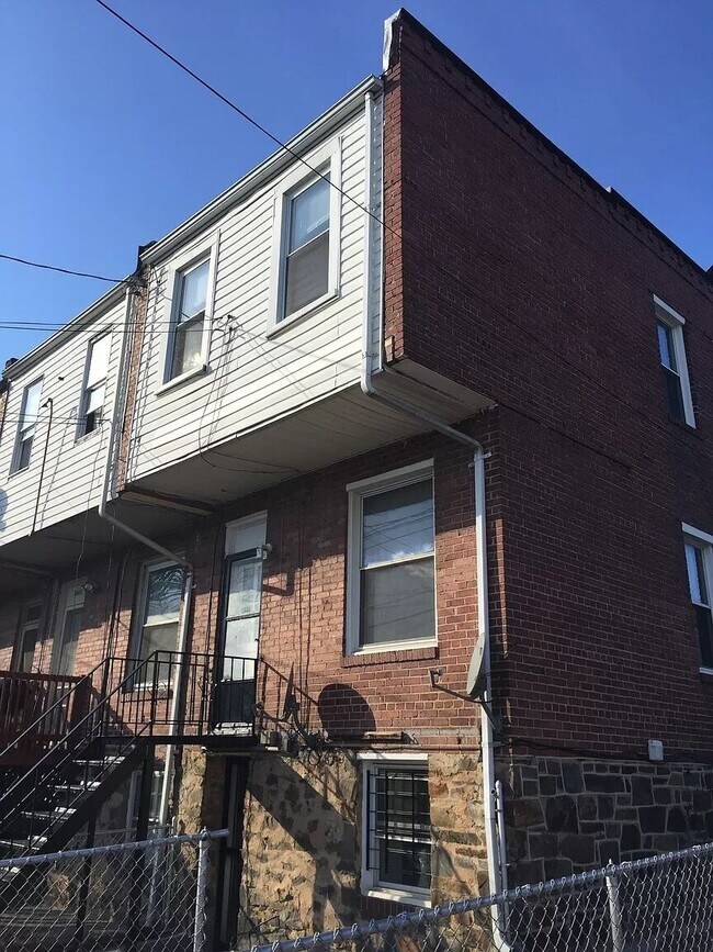 Building Photo - 2633 E Preston St