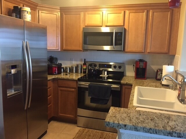 Building Photo - Westside condo with views!