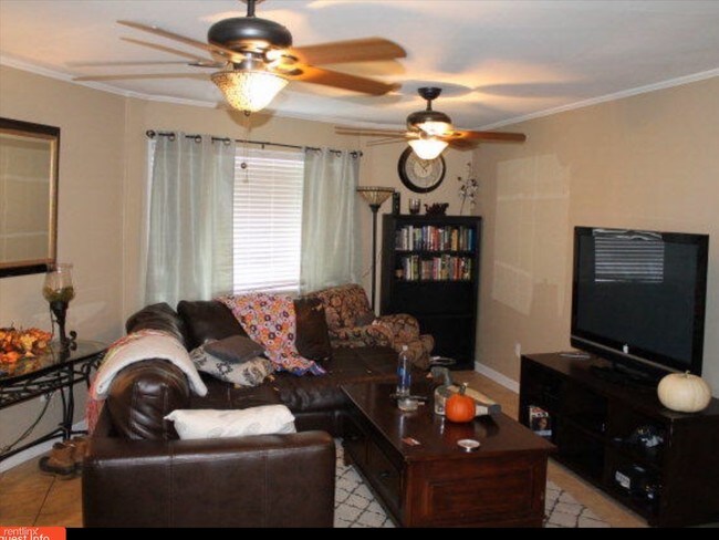 Foto del edificio - 523 Hathorn Rd