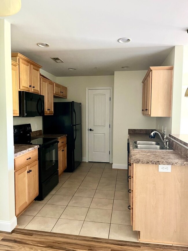 Foto del edificio - 3 bedroom, 2 bath condo with balcony, new ...
