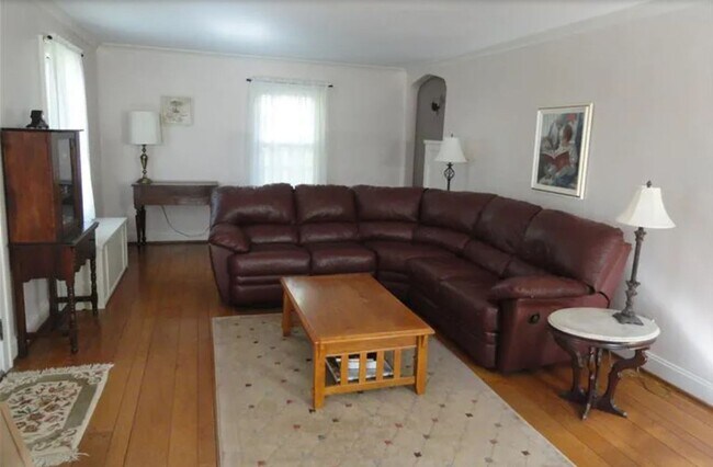Foto del edificio - Beautiful 3-Bedroom, 1.5-Bath Home on a La...