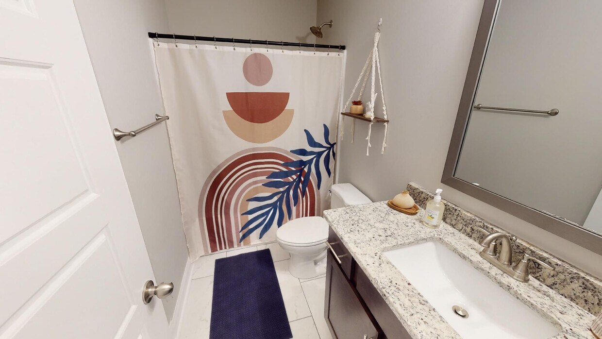 Foto principal - Charming 3-Bedroom Home with Modern Finish...