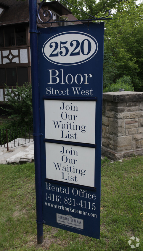 Building Photo - 2520 Bloor St W