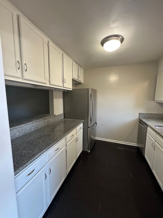 Building Photo - 2 bedroom/2 Bath Condo