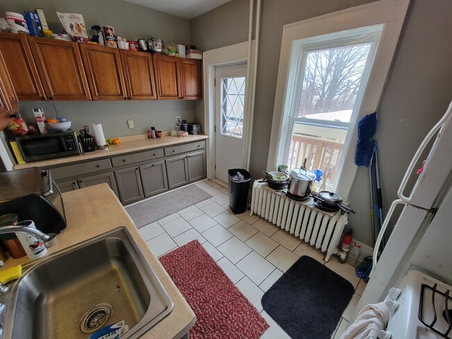 Foto del edificio - AVAILABLE JUNE -  4 Bed 1 Bath Townhome