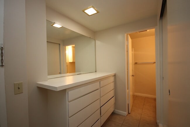 Building Photo - 222 S Oak Knoll Ave