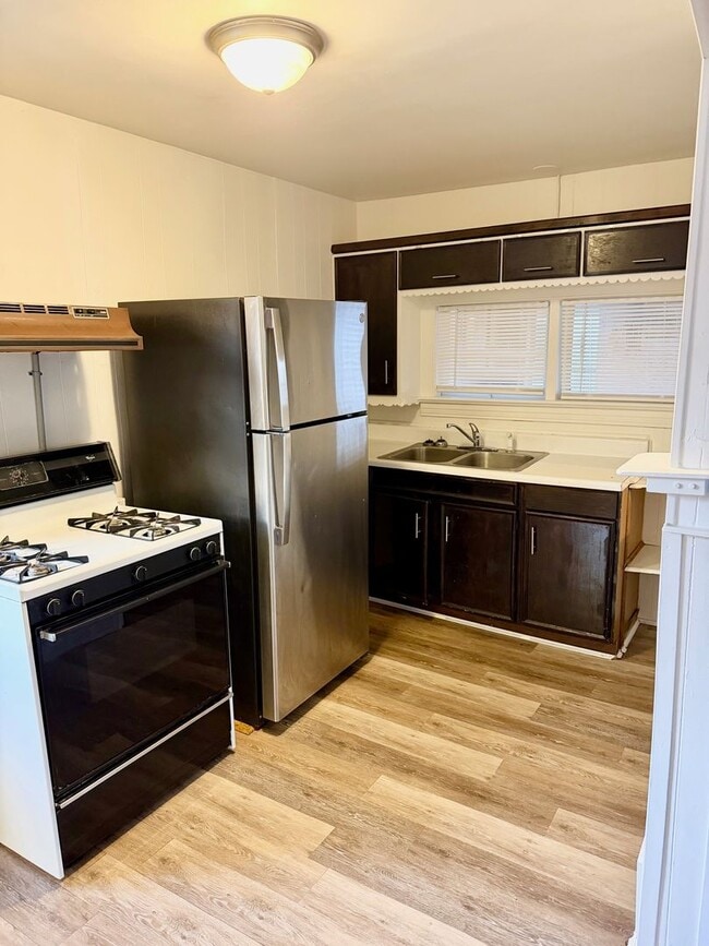 Foto del edificio - Cozy 2–3 Bedroom, 1 Bath Home with Garage & Sunroom