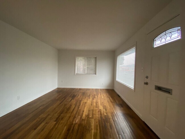 Building Photo - 4 bedroom 1 bath beautifully remodeled hom...