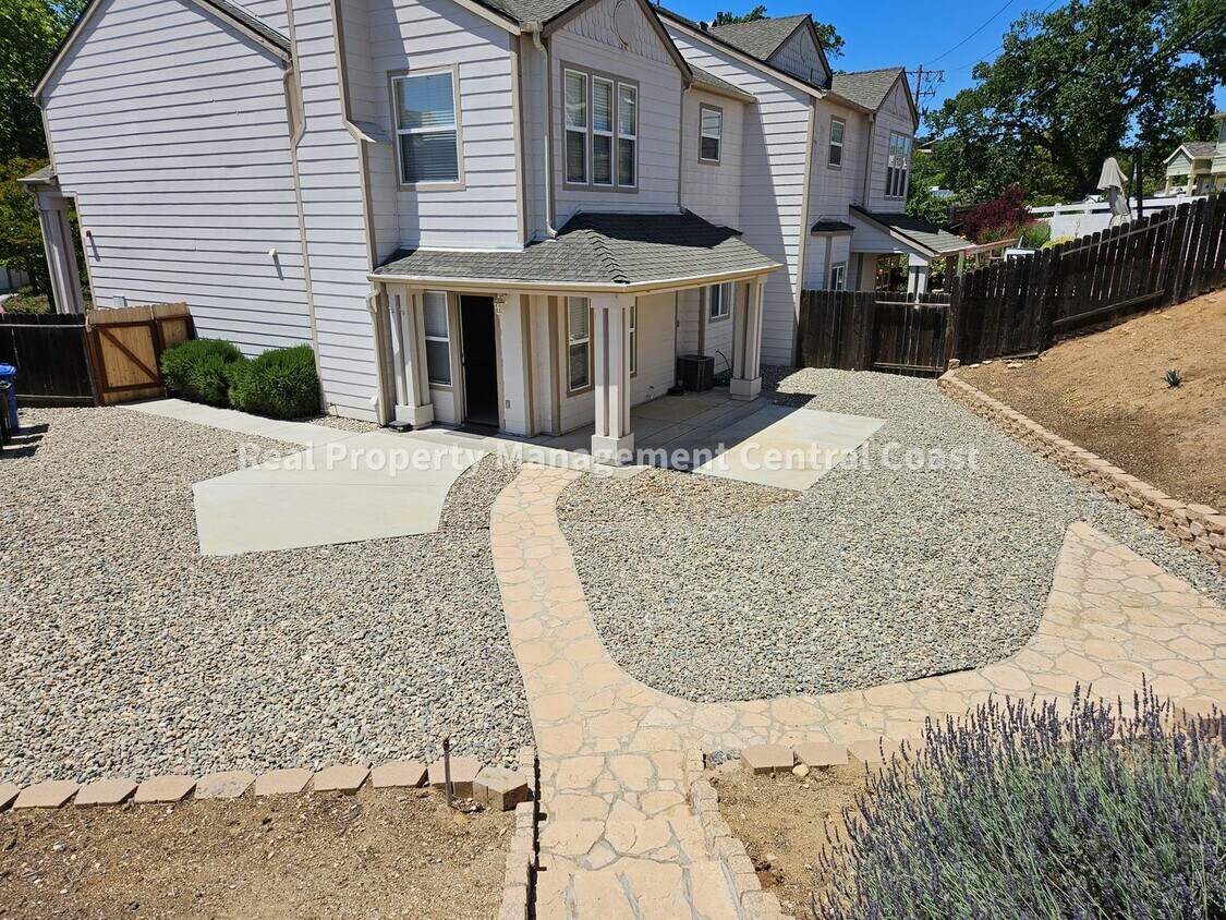 Foto principal - Spacious 3 Bed / 2.5 Bath Templeton Condo
