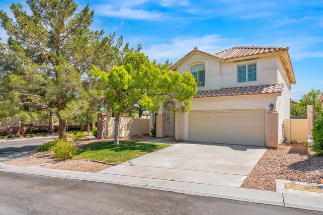 Foto del edificio - Summerlin Retreat with Sparkling Pool & Stylish Living Spaces!