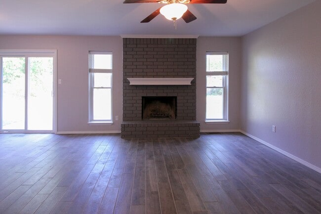 Foto del edificio - Freshly Remodeled & Ready For You To Call Home!