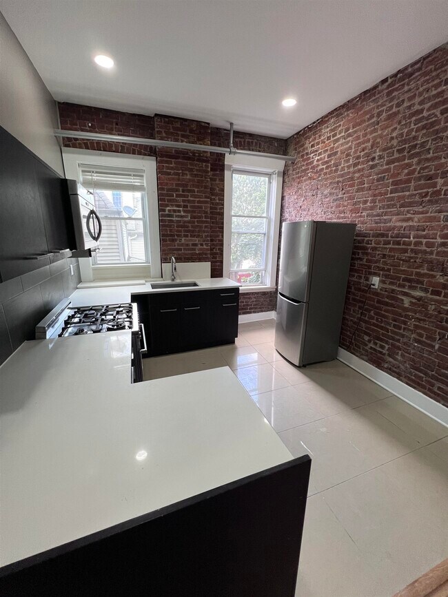 Foto del edificio - 157 Midland Ave