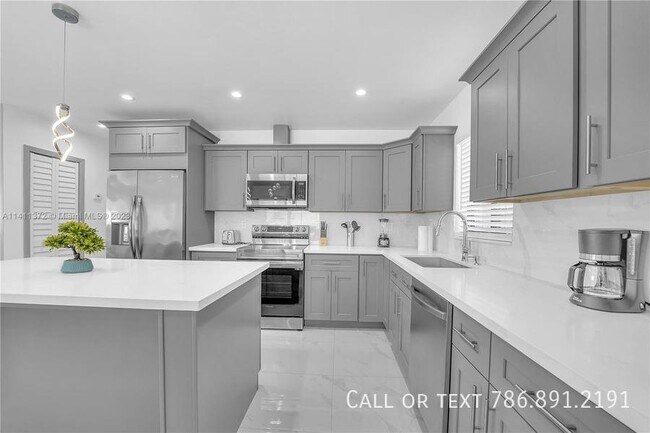 Foto del edificio - 2221 Charleston Street, Hollywood, FL 3302...