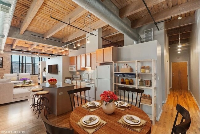 Building Photo - Bright & Beautiful Loft in West Loop Elevator Building!