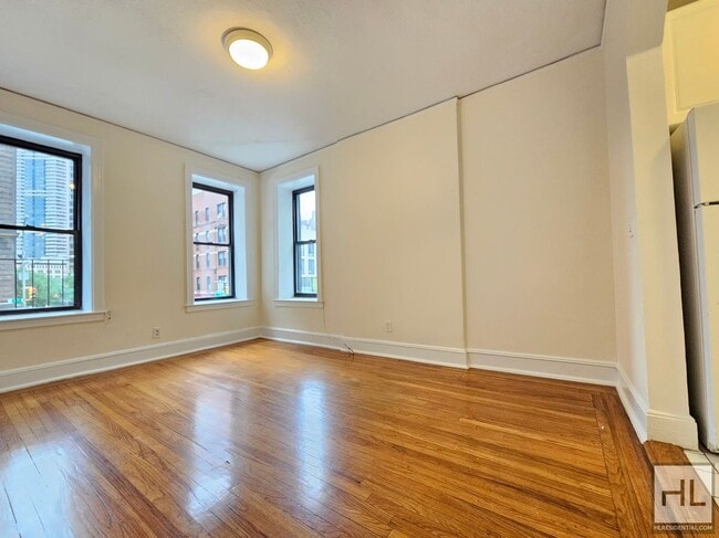 Building Photo - Bright 2-Bedroom Corner Unit in Murray Hil...