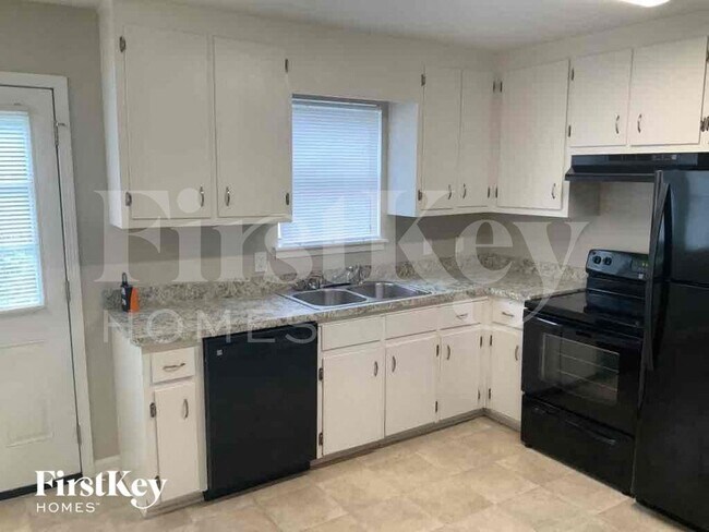 Building Photo - 990 Green Valley Dr NW