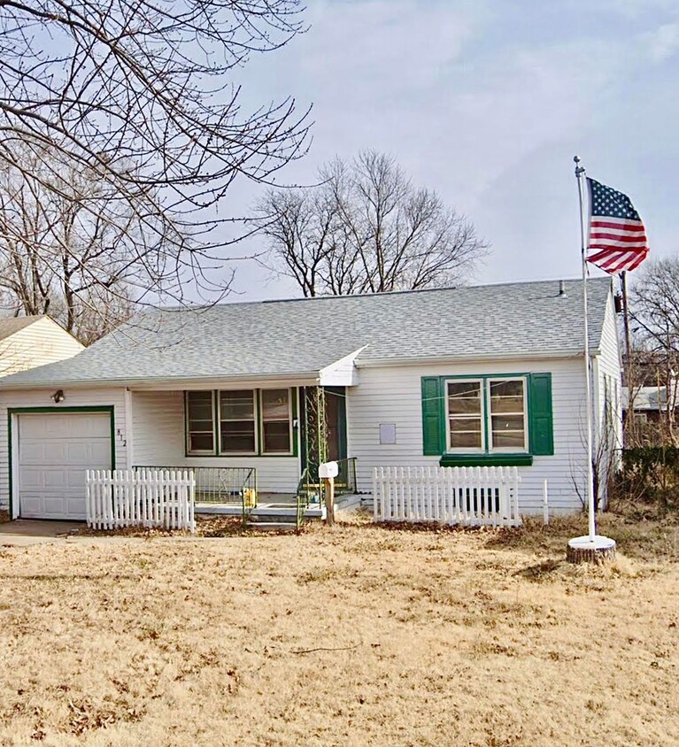 Primary Photo - Charming Southeast 3 Bedroom, 1 Bathroom w...