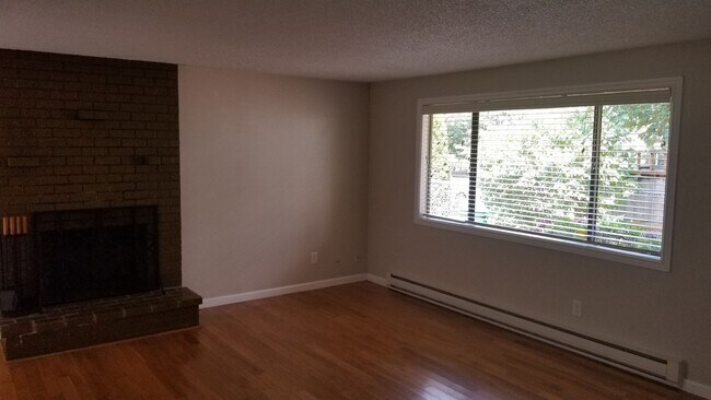 Building Photo - Spacious apartment in the heart of Hawthor...