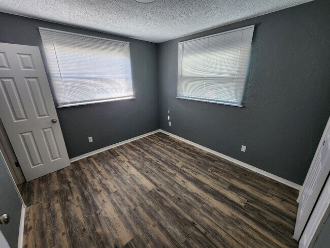 Building Photo - Beachside 2 Bedroom Duplex One Block from ...
