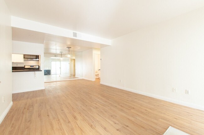 Foto del edificio - 10960 Ashton Ave