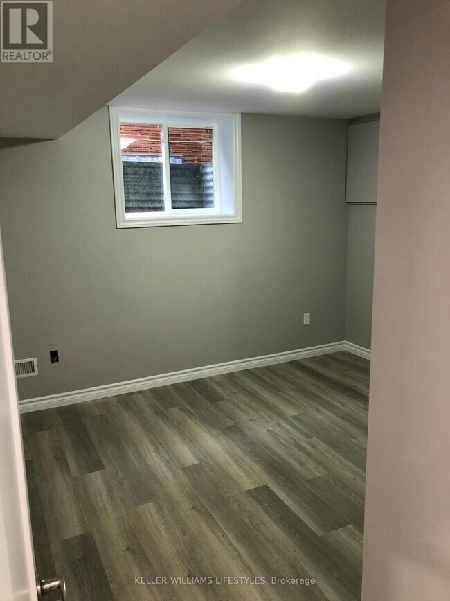 Building Photo - 18 Queenston Crescent