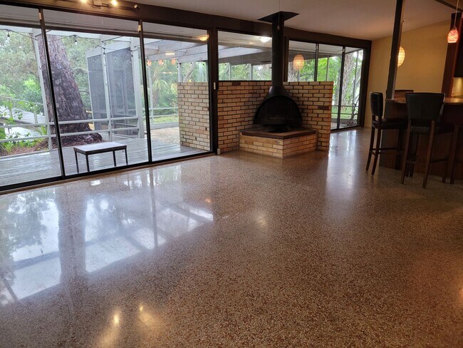 Building Photo - Mid Centry Modern Home with In-Law on Tran...