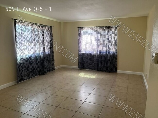 Foto del edificio - 2BD/1BTH SECOND FLOOR APARTMENT EAST PALMDALE