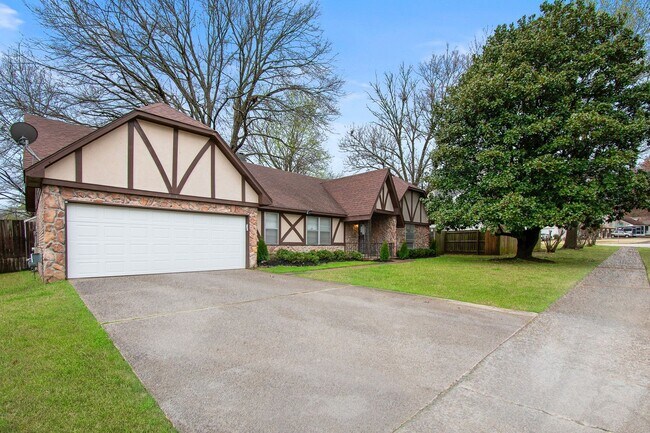Building Photo - Spacious Renovated Home with Fenced Yard !