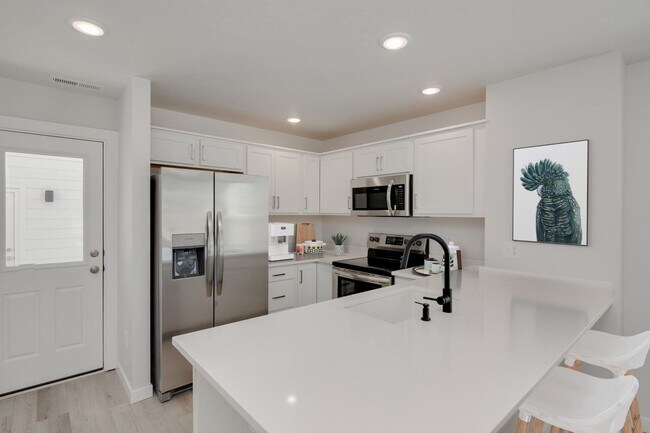 Building Photo - Beautiful 2 Bedroom Cottage Now Available!