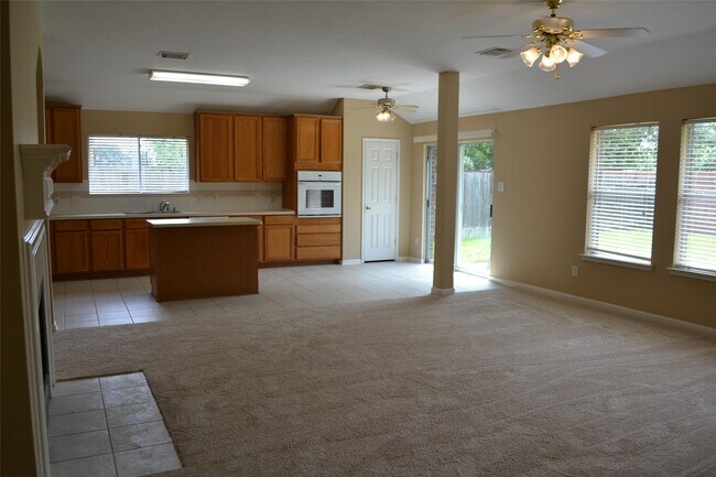 Foto del edificio - 2407 Pine Shadows Dr