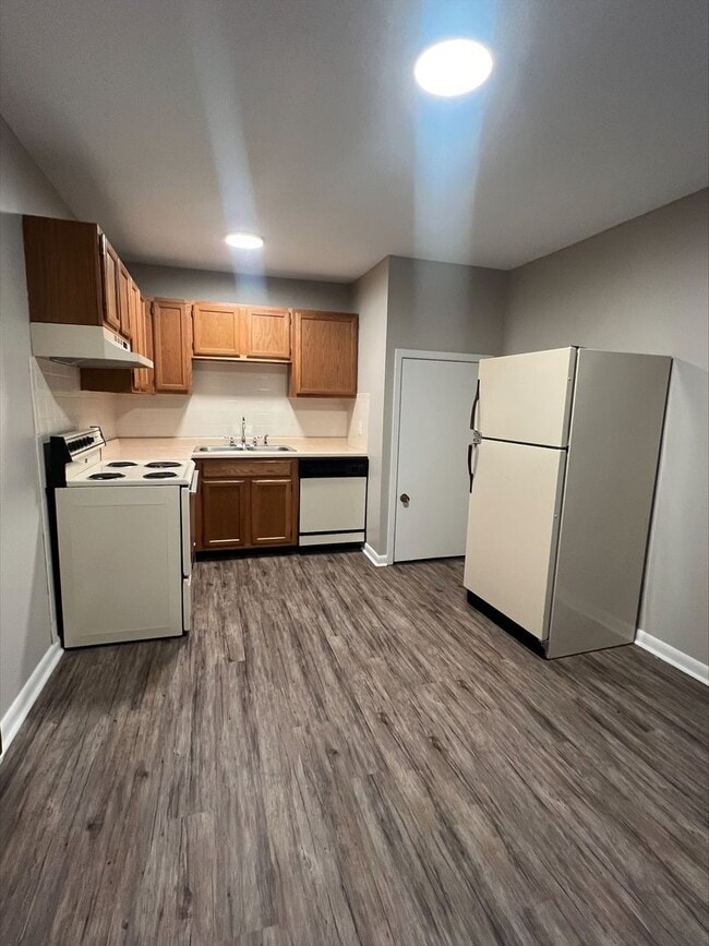 Building Photo - 1 Bedroom Townhouse Ready for Move In!