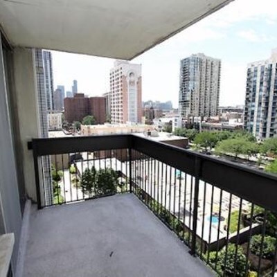 Foto principal - 1255 N Sandburg Terrace