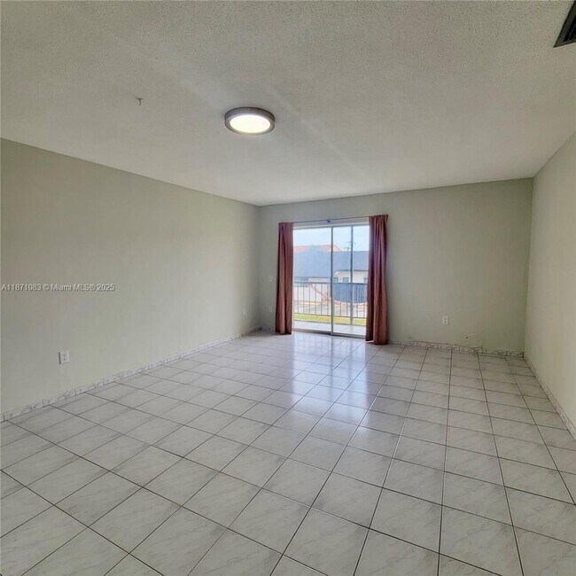 Foto del edificio - 8701 SW 12th St