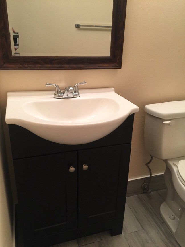 new vanity and mirror - 234 Northampton L
