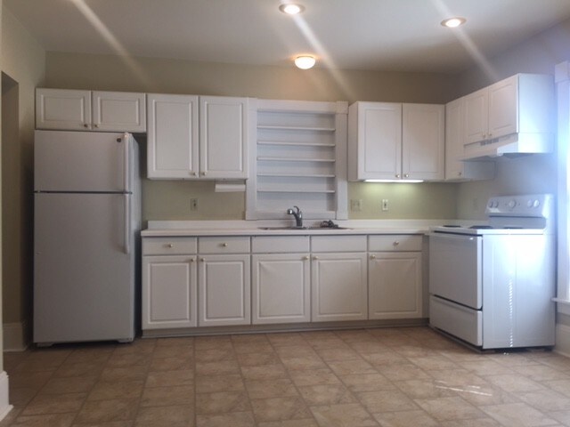 Kitchen with dinette area - 426 E Wisconsin Ave