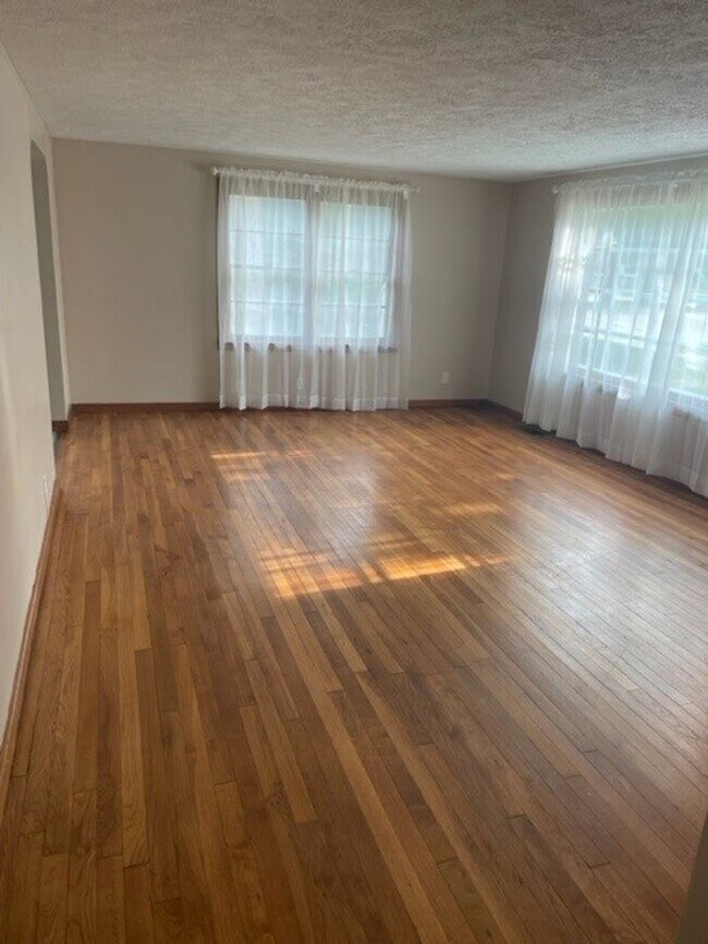 Building Photo - Two Bedroom Home in the Heart of Historic ...