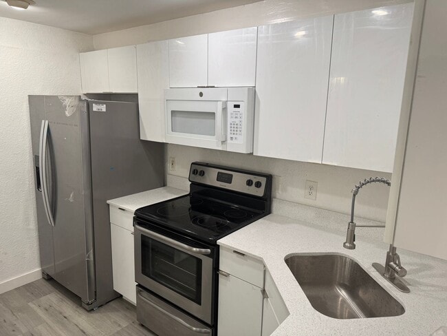 Building Photo - AVAILABLE 8/1/26 For Rent 2BD/2.5BA FULLY RENOVATED Unit- $2,400