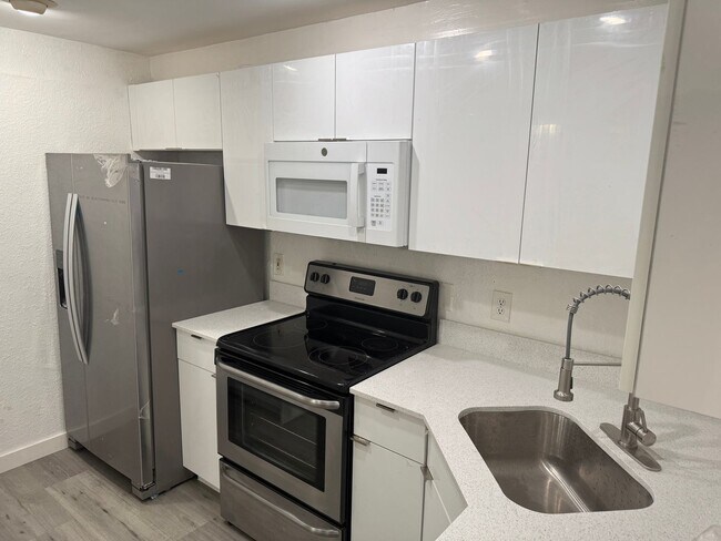 Building Photo - AVAILABLE NOW For Rent 2BD/2.5BA FULLY REN...