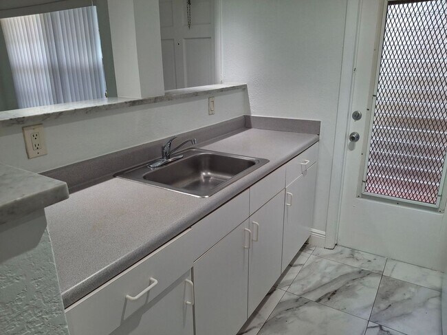 Building Photo - 5050 Bayview Dr