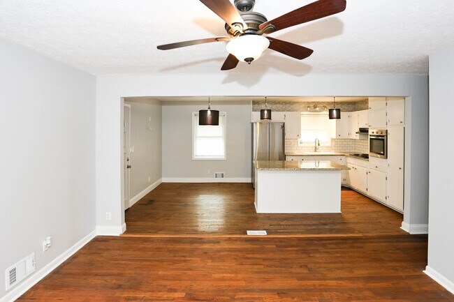 Building Photo - 667 Tara Cir SE