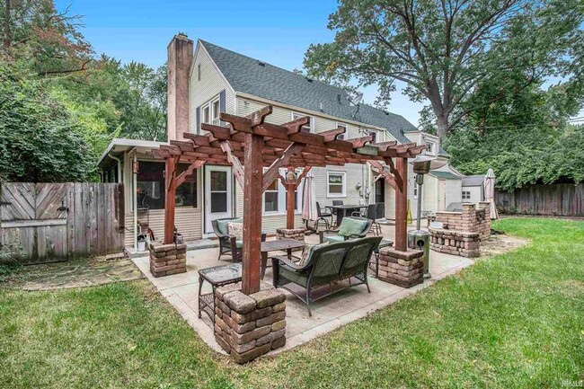 Building Photo - Sunnymeade home with many updates, close to Notre Dame and the Zoo